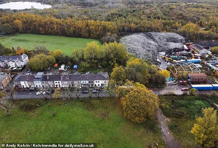 Theo Daily Mail, những người dân sống gần bãi rác thải trái phép này đã kể về "cơn ác mộng" mà họ phải trải qua. Ảnh: Andy Kelvin/Daily Mail.
