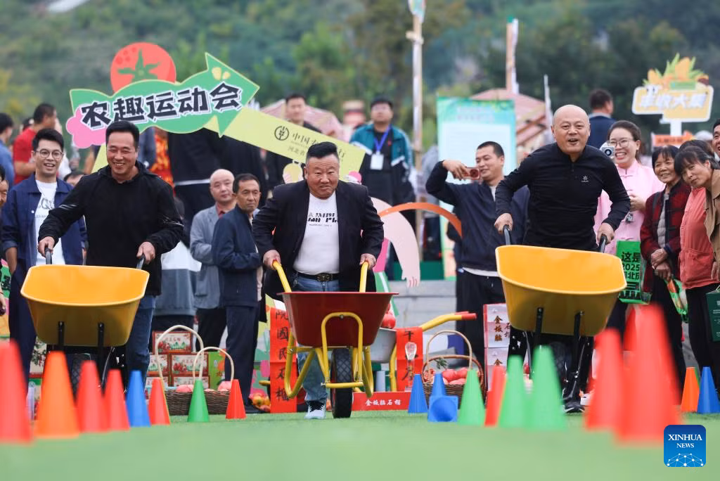 Mọi người tham gia lễ hội thu hoạch của nông dân Trung Quốc ở huyện Nguyên Thạch, tỉnh Hà Bắc. Ảnh: THX.