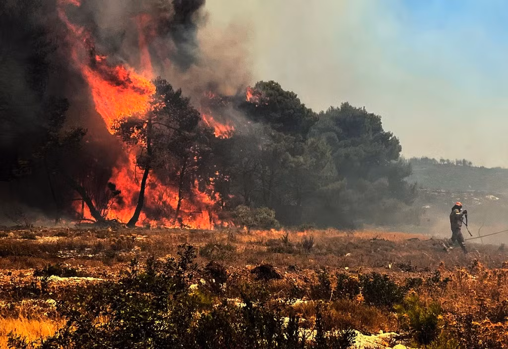 Lính cứu hỏa chiến đấu với đám cháy rừng bùng phát ở một khu rừng gần làng Agalas trên đảo Zakynthos, Hy Lạp. Ảnh: EPA.