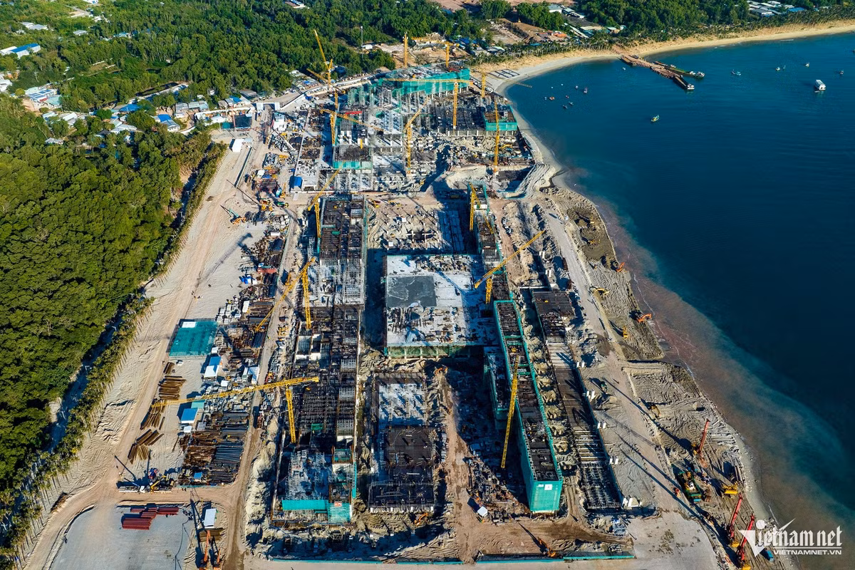 Đặc biệt trong đó là không gian triển lãm - ballroom vượt nhịp 81m không cột, có diện tích 11.050m2, vượt ballroom lớn nhất thế giới hiện nay là Caesars Forum ở Las Vegas (10.220m2).