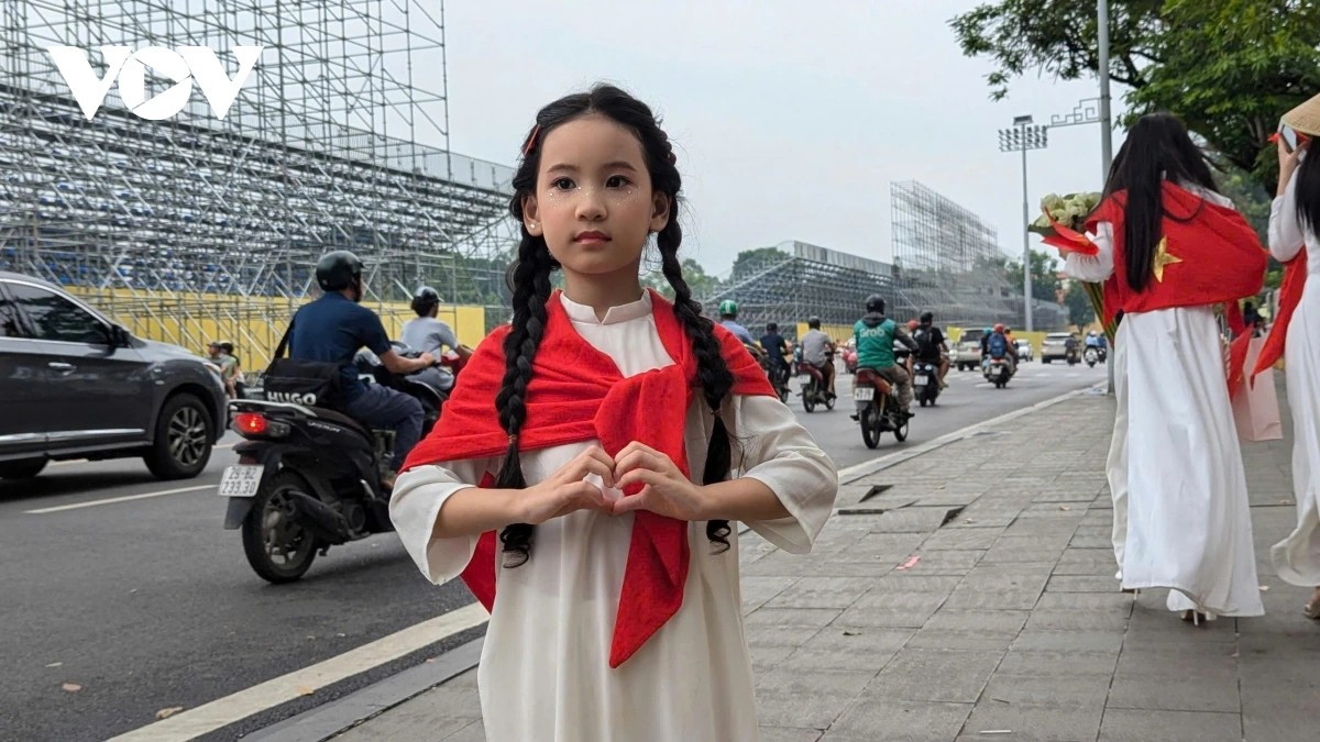 Trong sắc đỏ thắm của cờ hoa và ánh vàng của nắng thu, Hà Nội những ngày này như bừng sáng hơn bao giờ hết. Từ những con phố cổ kính đến các đại lộ thênh thang, đâu đâu cũng rộn rã tiếng cười, chan chứa niềm tự hào và tình yêu Tổ quốc.