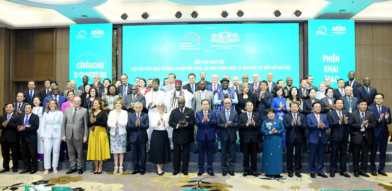 Chủ tịch Quốc hội Trần Thanh Mẫn cùng các đại biểu dự Diễn đàn Nghị viện Hợp tác Pháp ngữ về nông nghiệp bền vững, an ninh lương thực và ứng phó với biến đổi khí hậu - Ảnh: Đại biểu nhân dân