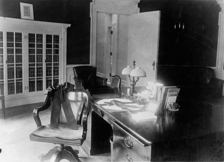 Phòng Bầu dục được chụp sau sự ra đi đột ngột của Tổng thống Warren G. Harding vì đột quỵ năm 1923. Một chiếc khăn tang được đặt trên ghế.