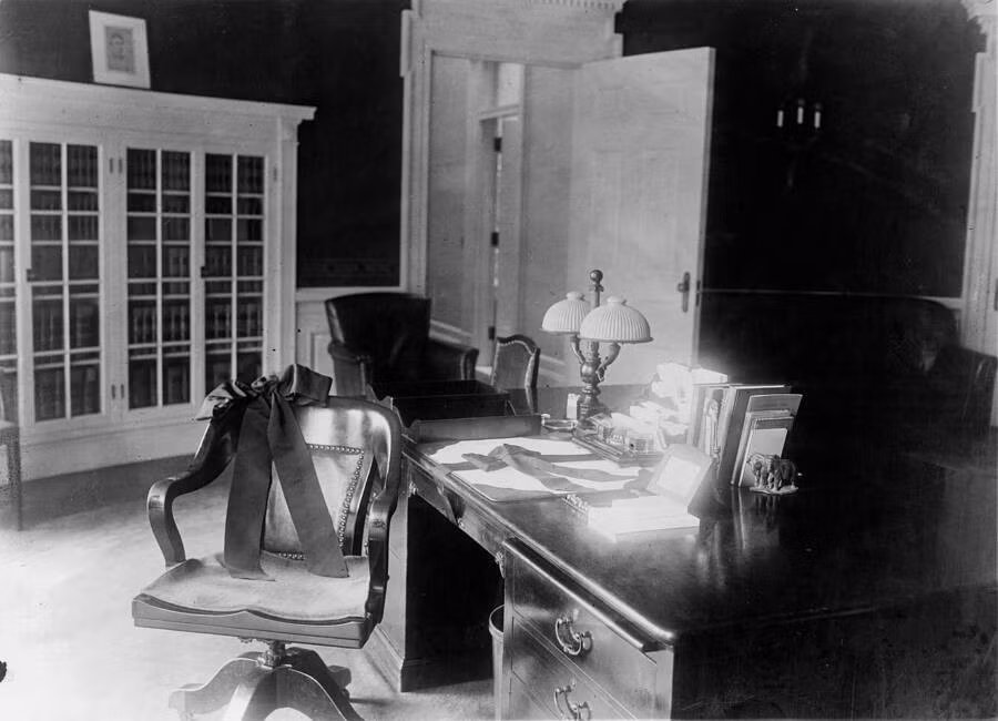 Phòng Bầu dục được chụp sau sự ra đi đột ngột của Tổng thống Warren G. Harding vì đột quỵ năm 1923. Một chiếc khăn tang được đặt trên ghế.