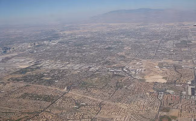 Las Vegas (Mỹ) là một thành phố nằm ở giữa sa mạc. Dù vậy, Las Vegas đã phát triển thành một thành phố nổi tiếng thế giới với các khu nghỉ dưỡng, sòng bạc và các hoạt động giải trí khác.