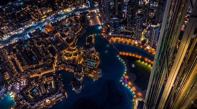 Dubai (UAE) rực rỡ về đêm. Bạn có thể lên tầng thượng của tòa tháp Burj Khalifa để có tầm nhìn toàn cảnh thành phố.