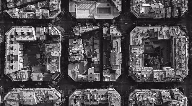 Mạng lưới đường phố ở Barcelona (Tây Ban Nha) được quy hoạch theo dạng lưới, với các khối nhà hình vuông và các đường phố vuông góc với nhau.