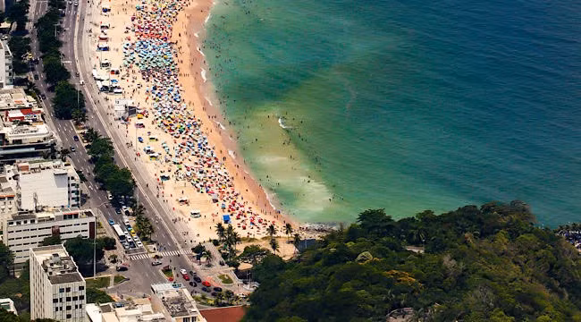 Rio de Janeiro ở Brazil nổi tiếng với những bãi biển đẹp, lễ hội carnival sôi động và bức tượng Chúa Kitô Cứu Thế trên đỉnh núi Corcovado,...