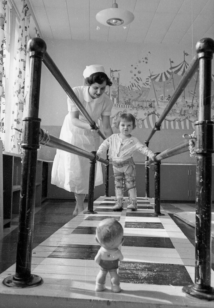 Trong ảnh, một đứa trẻ bị bại liệt đang tập đi tại Trung tâm Phục hồi Chức năng Bại liệt, Bệnh viện Đa khoa Sudbury ở Canada năm 1953. Thời điểm này, phương pháp điều trị vật lý trị liệu đã ra đời. (Nguồn ảnh: BP)
