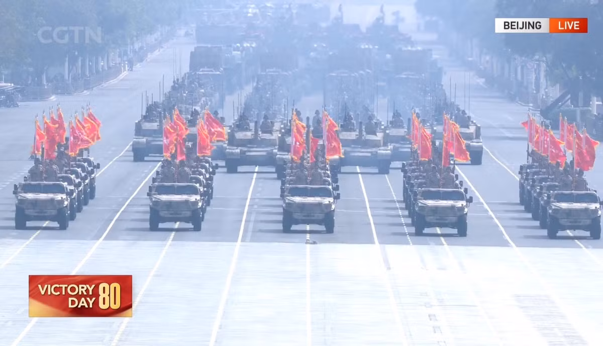 Trong lễ duyệt binh hôm nay, Quân đội Trung Quốc ra mắt nhiều vũ khí mới như tổ hợp phòng không chuyên chống thiết bị bay không người lái (drone), tàu ngầm không người lái tiên tiến và nhiều máy bay tàng hình,...Ảnh: CGTN.
