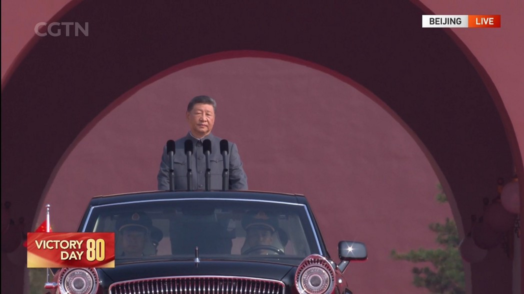 Chủ tịch Trung Quốc Tập Cận Bình xuất hiện trên chiếc xe mui trần Hong Qi để duyệt binh và chào các đơn vị quân đội. Ảnh: CGTN.