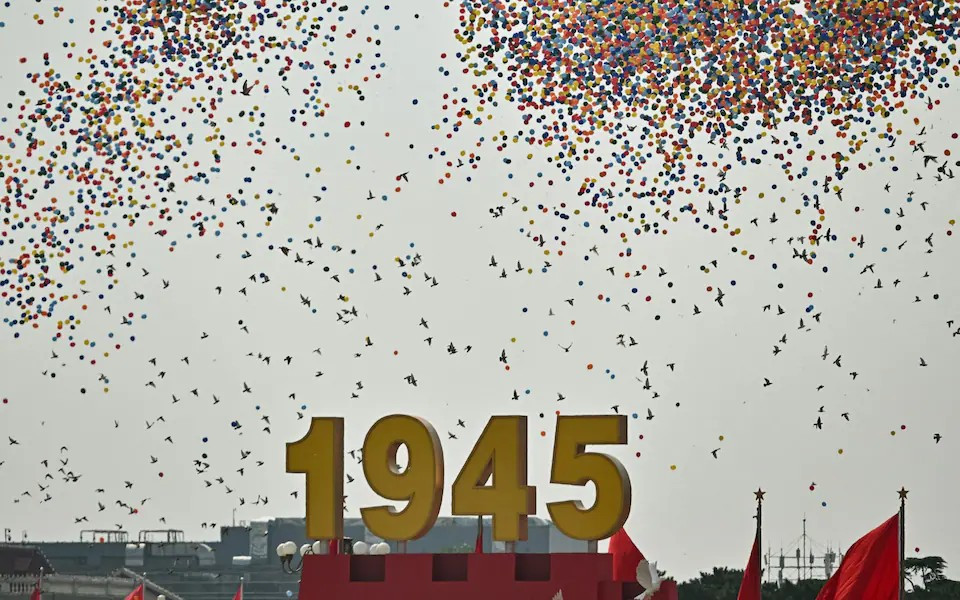 Lễ kỷ niệm 80 năm Chiến thắng phát xít khép lại bằng khoảnh khắc 80.000 chim bồ câu tung cánh lên bầu trời, biểu tượng của hòa bình. Ảnh: Telegraph.