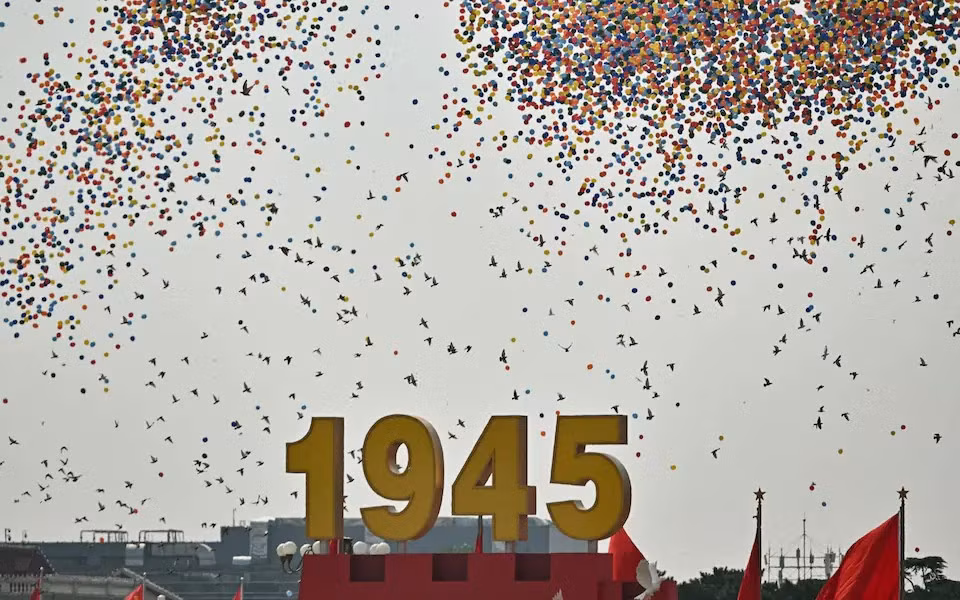 Lễ kỷ niệm 80 năm Chiến thắng phát xít khép lại bằng khoảnh khắc 80.000 chim bồ câu tung cánh lên bầu trời, biểu tượng của hòa bình. Ảnh: Telegraph.