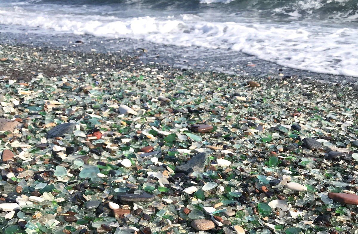 Tuy nhiên, các chuyên gia cảnh báo rằng bãi biển độc đáo này có nguy cơ sẽ biến mất do tác động của sóng, gió và sự bào mòn tự nhiên,...Ảnh: Beachcombing.