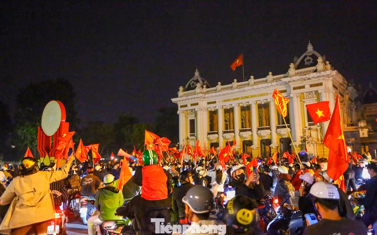 Tại khu vực Nhà hát Lớn lúc 2h sáng, không khí vô cùng sôi động với sắc cờ rực rỡ; đông đảo bạn trẻ cùng nhau hô vang “Việt Nam vô địch”.