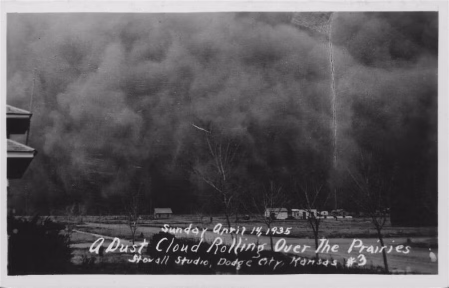 Hình ảnh đáng sợ về trận bão bụi ở Kansas nhiều năm trước.
