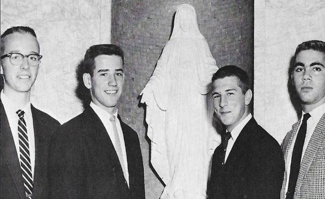 Năm 1961, ông Biden (thứ hai từ trái sang) tốt nghiệp Học viện Archmere và ghi danh vào Đại học Delaware. Ảnh: The Tab.