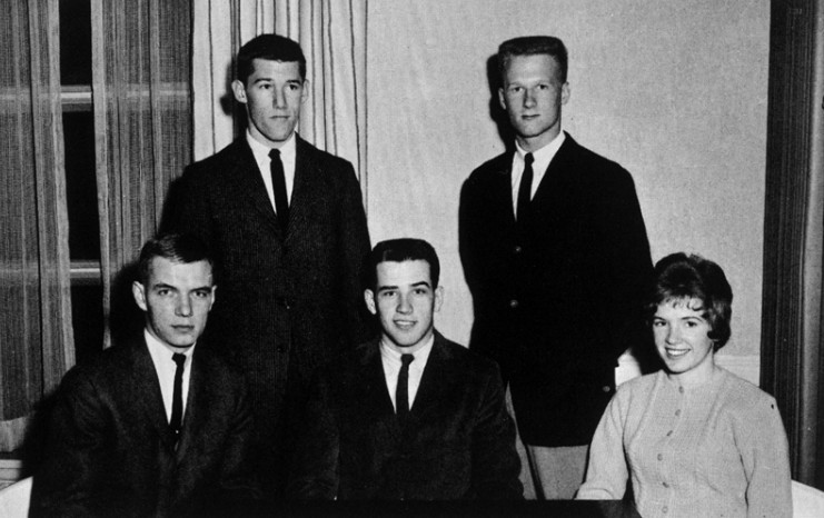 Ông Biden (ở giữa hàng đầu) trong bức ảnh chụp năm 1961.