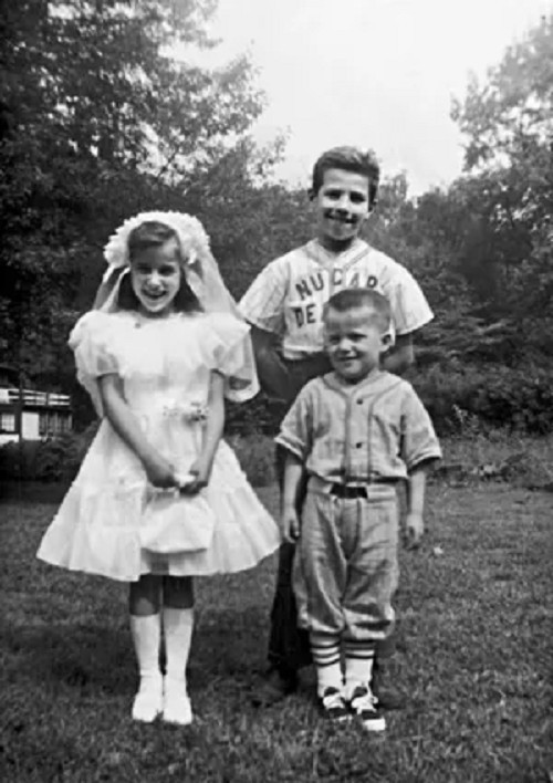 Ông Biden chụp ảnh cùng em gái, Valeria, và em trai, Jimmy, hồi nhỏ. Ảnh: Dalawareonline.