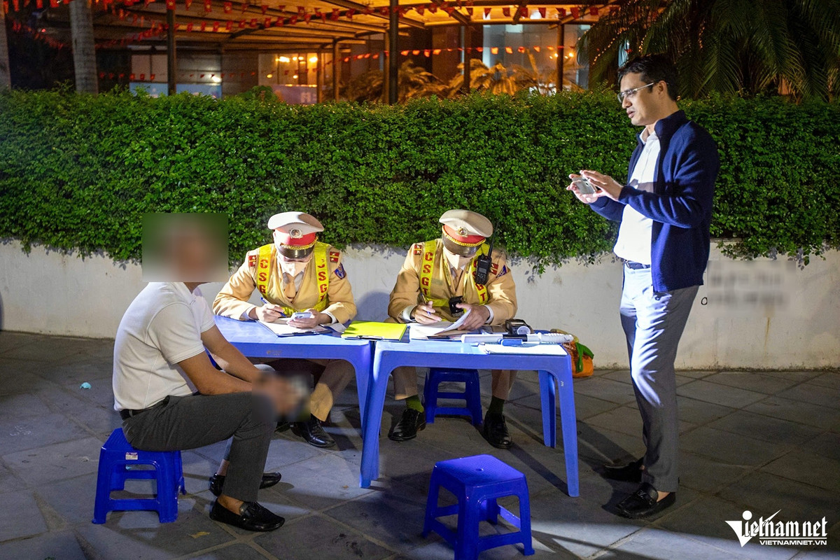 Tổ công tác đã lập biên bản đối với tài xế N.V.C. với lỗi điều khiển xe trên đường mà trong hơi thở có nồng độ cồn vượt quá 0,4mg/L khí thở. Với lỗi này, tài xế C. sẽ bị phạt 35 triệu đồng và tước quyền sử dụng giấy phép lái xe 23 tháng. CSGT cũng niêm phong phương tiện, tạm giữ xe trong 7 ngày làm việc.