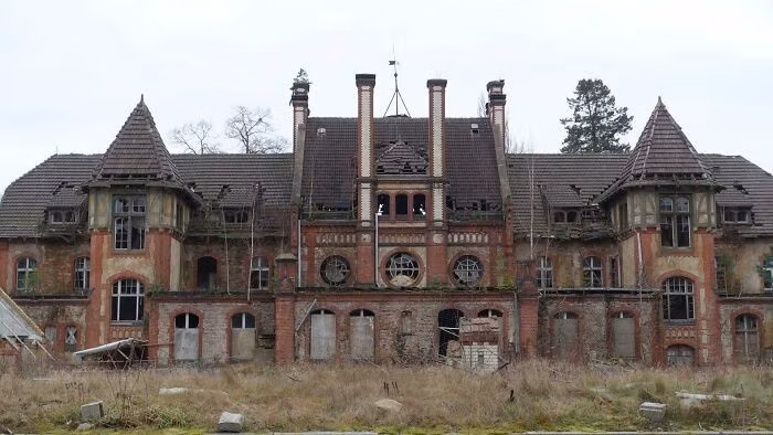 Bệnh viện Beelitz Heilstätten ở Đức. Theo Bored Panda, trùm phát xít Đức Adolf Hitler từng điều trị vết thương ở chân tại bệnh viện này trong Thế chiến I. Sau khi những bệnh nhân cuối cùng rời đi vào những năm 1990, bệnh viện bị bỏ hoang từ đó.