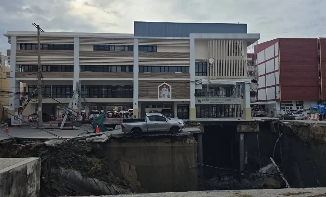 Một bức ảnh được chia sẻ trên trang Facebook chính thức của Văn phòng Quận Dusit cho thấy một chiếc xe bán tải suýt rơi xuống hố. May mắn, cả tài xế và hành khách trên xe bán tải đều không bị thương. Ảnh: The Nation.