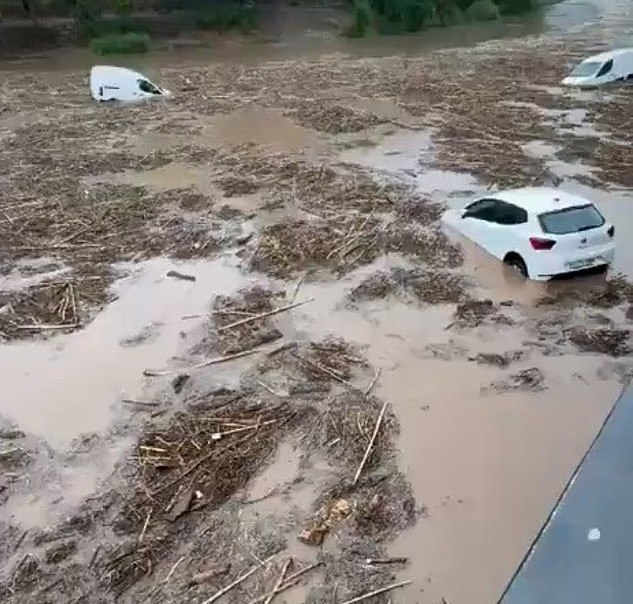 Trong một đoạn video gây sốc, những chiếc ô tô bị cuốn trôi dọc theo sông El Cardener trong khi nhiều phương tiện khác hoàn toàn bị chìm trong bùn và rác. Ảnh: DM.
