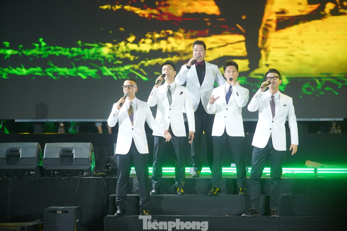 Chương trình gồm 3 chương chính: Hà Nội những ngày Thu lịch sử, Bản hùng ca thời đại Hồ Chí Minh và Những chuyến tàu mùa xuân được dàn dựng công phu, hoành tráng. Điểm đặc biệt của chương trình là sự kết hợp khéo léo giữa các loại hình nghệ thuật bác học, dân tộc và quốc tế với công nghệ hiện đại nhằm đưa khán giả xuyên qua lịch sử đến tương lai.