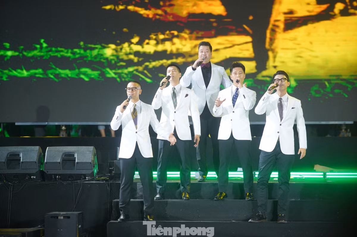 Chương trình gồm 3 chương chính: Hà Nội những ngày Thu lịch sử, Bản hùng ca thời đại Hồ Chí Minh và Những chuyến tàu mùa xuân được dàn dựng công phu, hoành tráng. Điểm đặc biệt của chương trình là sự kết hợp khéo léo giữa các loại hình nghệ thuật bác học, dân tộc và quốc tế với công nghệ hiện đại nhằm đưa khán giả xuyên qua lịch sử đến tương lai.