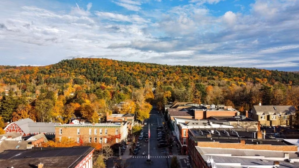 Cooperstown, New York, là điểm đến mơ ước của bất kỳ người hâm mộ bóng chày nào. Đây là nơi tọa lạc của Bảo tàng và Đại sảnh Danh vọng Bóng chày Quốc gia, nơi tôn vinh lịch sử bóng chày, trưng bày các hiện vật độc đáo và vinh danh những cầu thủ bóng chày nổi tiếng. Ảnh: learnbright.