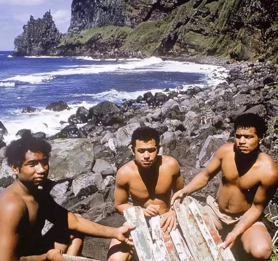 Mano và những người bạn của mình xây một ngôi nhà nhỏ, đan lá dừa để làm tường. Họ phân chia công việc, duy trì ngọn lửa, chăm sóc cây trồng,...để duy trì cuộc sống hàng ngày. Ảnh: Unilad.