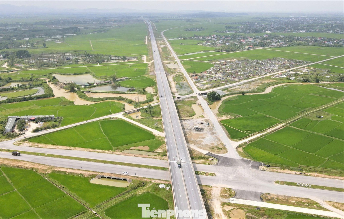 Dự án khởi công vào tháng 11/2022, ban đầu dự kiến hoàn thành vào ngày 31/12/2024. Tuy nhiên, do gặp vướng mắc trong công tác giải phóng mặt bằng (GPMB), tiến độ đã bị chậm và thời gian hoàn thành được gia hạn đến ngày 31/12/2026. Trong ảnh, tuyến đường Hàm Nghi chạy ngang phía dưới cao tốc Bắc Nam.
