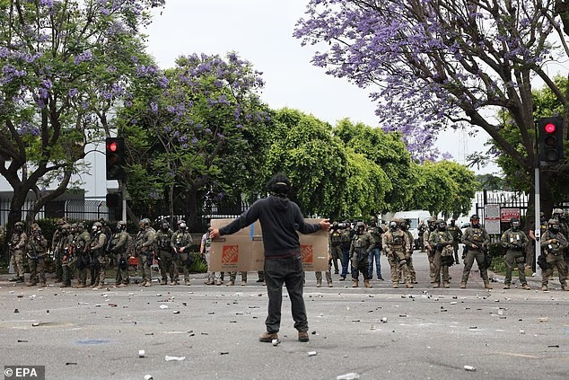 Sáng 8/6, Tổng thống Trump khen ngợi lực lượng Vệ binh Quốc gia vì đã vào cuộc để kiểm soát "các cuộc biểu tình này", đảm bảo luật pháp. Ảnh: EPA.