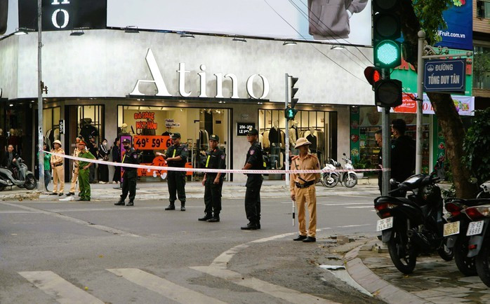 Hình ảnh cảnh sát phong tỏa một đoạn đường Lê Hoàn nơi tập trung nhiều tiệm vàng để thực thi nhiệm vụ trong sáng ngày 31/10. Hình ảnh cảnh sát phong tỏa một đoạn đường Lê Hoàn nơi tập trung nhiều tiệm vàng để thực thi nhiệm vụ trong sáng ngày 31/10.