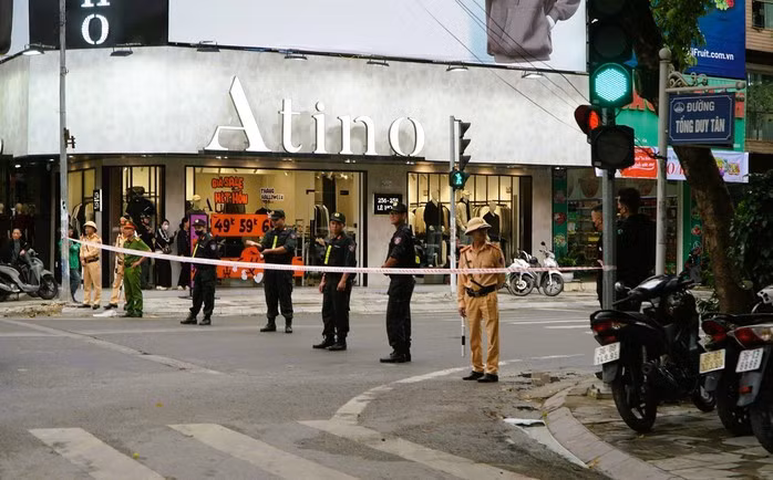 Hình ảnh cảnh sát phong tỏa một đoạn đường Lê Hoàn nơi tập trung nhiều tiệm vàng để thực thi nhiệm vụ trong sáng ngày 31/10.