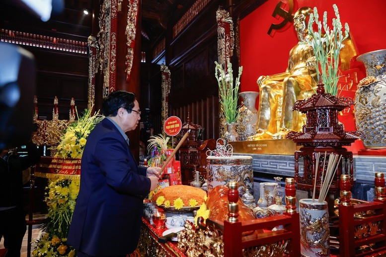 Thủ tướng Phạm Minh Chính và Đoàn công tác dâng hoa, dâng hương tưởng nhớ và bày tỏ lòng biết ơn vô hạn đối với Chủ tịch Hồ Chí Minh, vị Lãnh tụ vĩ đại, Người anh hùng dân tộc, Danh nhân văn hóa thế giới - Ảnh: VGP/Nhật Bắc