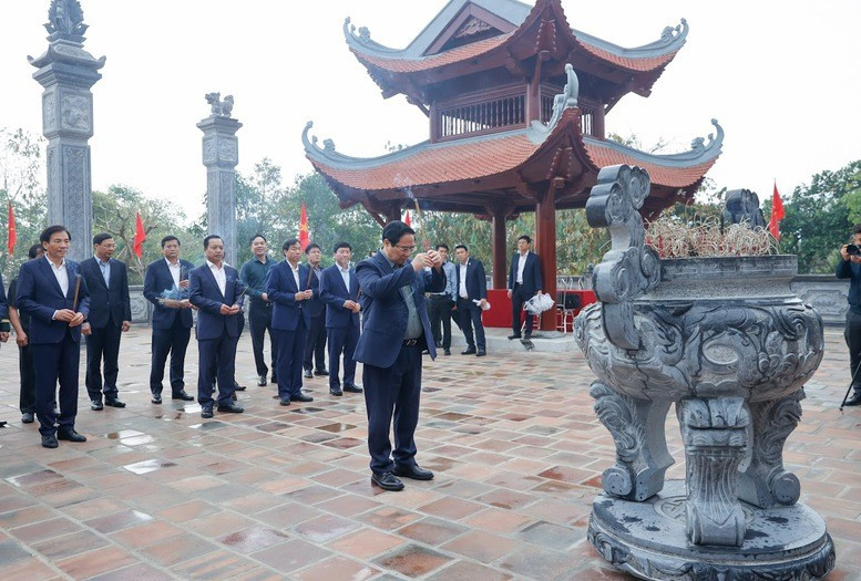 Thủ tướng Phạm Minh Chính dâng hương tại Nhà tưởng niệm Chủ tịch Hồ Chí Minh tại Di tích Đồi E2, tỉnh Điện Biên - Ảnh: VGP/Nhật Bắc