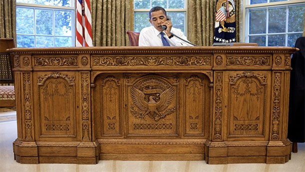 Hầu hết các Tổng thống Mỹ, kể từ ông Kennedy, đều sử dụng cùng một chiếc bàn, được gọi là chiếc Bàn Kiên định. Nó được làm từ những thanh gỗ còn sót lại từ con tàu HMS Resolute của Anh - một món quà của Nữ hoàng Victoria vào năm 1880. Ảnh: ourwhitehouse.org.