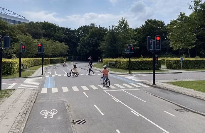 Sân chơi giao thông thu nhỏ ở thủ đô Copenhagen, Đan Mạch, nơi trẻ em có thể học cách đạp xe giữa dòng xe cộ. (Nguồn ảnh: Bored Panda)