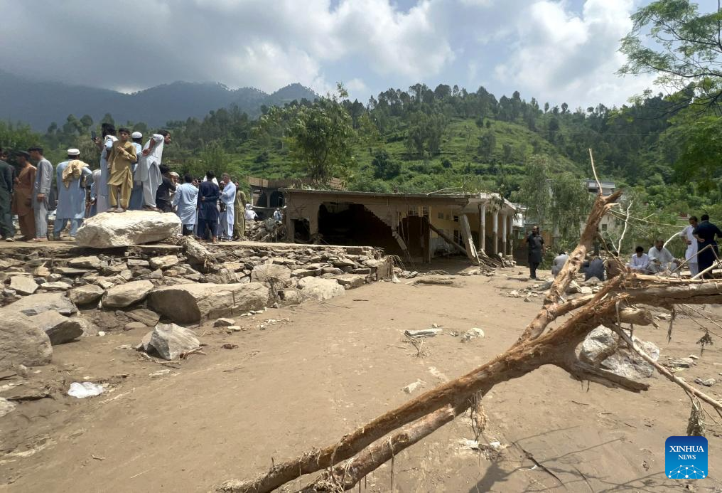 Nhiều ngôi nhà bị san phẳng do nước lũ từ trên núi mang theo những tảng đá lớn đổ xuống. Lở đất và nhà cửa sụp đổ khiến nhiều gia đình bị chôn vùi trong đống đổ nát. Ảnh: THX.