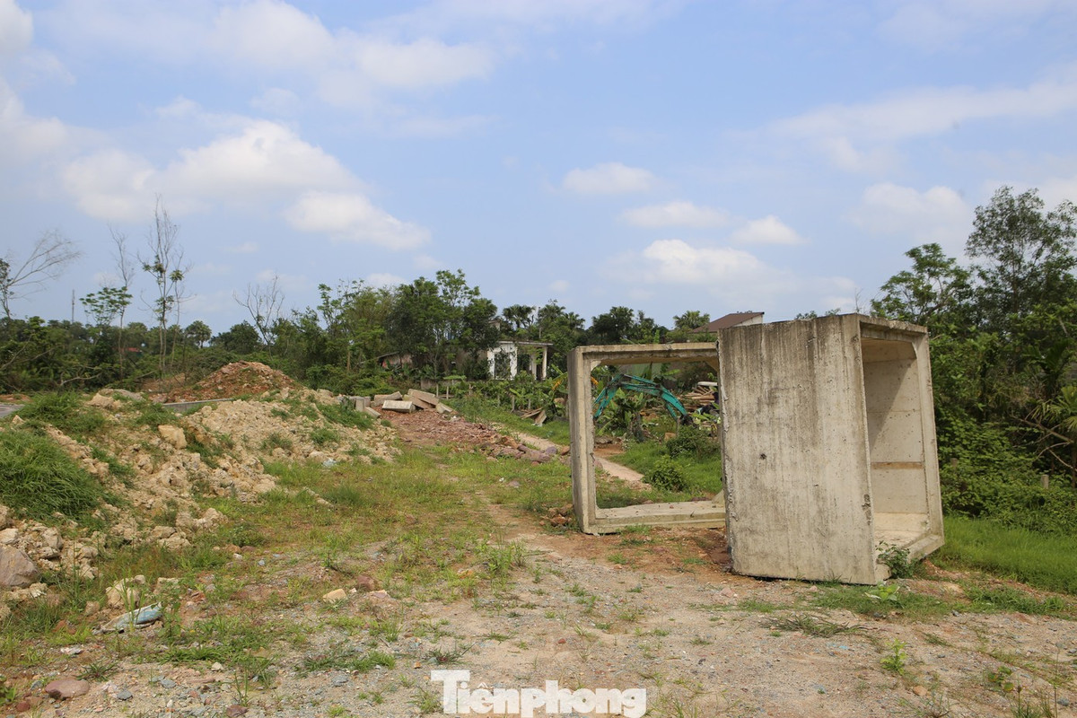 Đối với dự án, do vướng mắc trong giải phóng mặt bằng nên hiện còn khoảng hơn 1km chưa thể thi công. Trong ảnh là khu vực vướng mắc mặt bằng tại phường Hà Huy Tập.