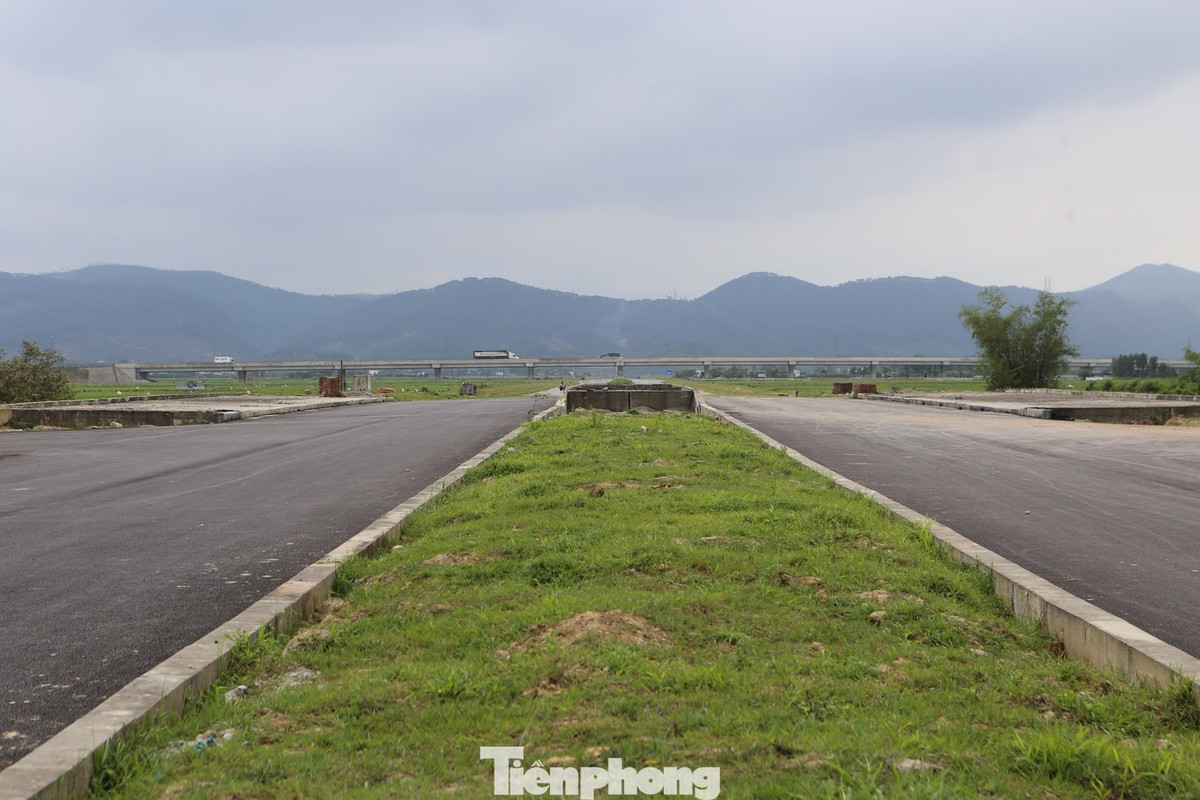 Qua ghi nhận, trên phần diện tích đã được bàn giao, nhà thầu đã thi công hoàn thành phần nền đường, thảm bê tông nhựa mặt đường, hoàn thiện hạng mục, các công trình hạ tầng kỹ thuật dọc tuyến…