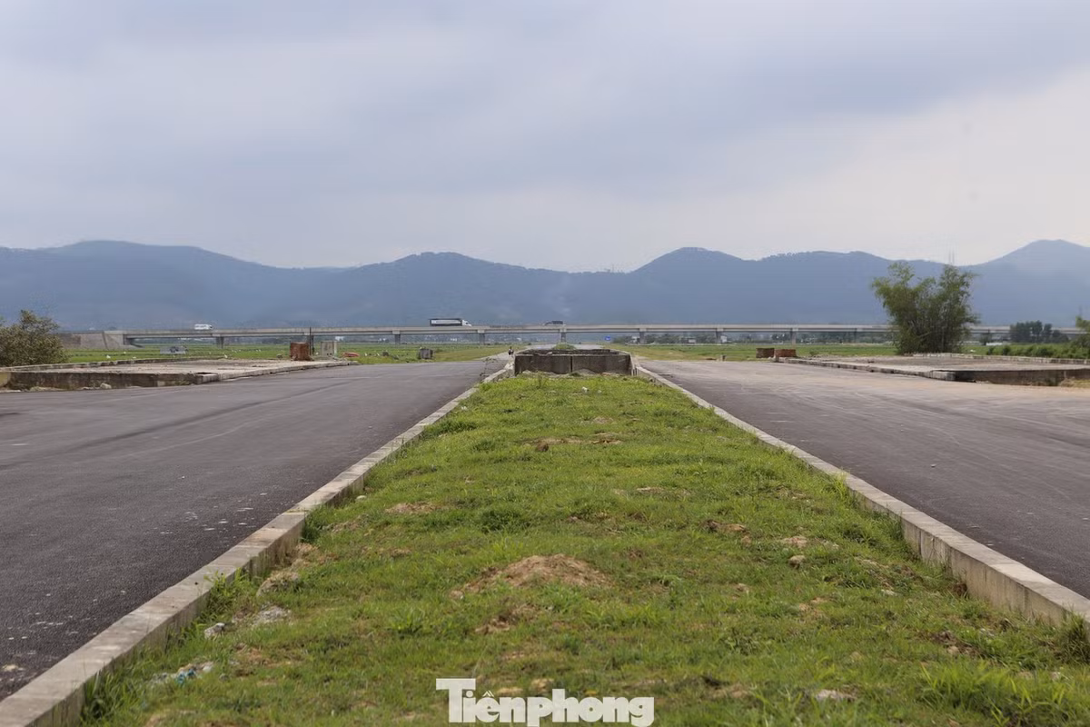 Qua ghi nhận, trên phần diện tích đã được bàn giao, nhà thầu đã thi công hoàn thành phần nền đường, thảm bê tông nhựa mặt đường, hoàn thiện hạng mục, các công trình hạ tầng kỹ thuật dọc tuyến…