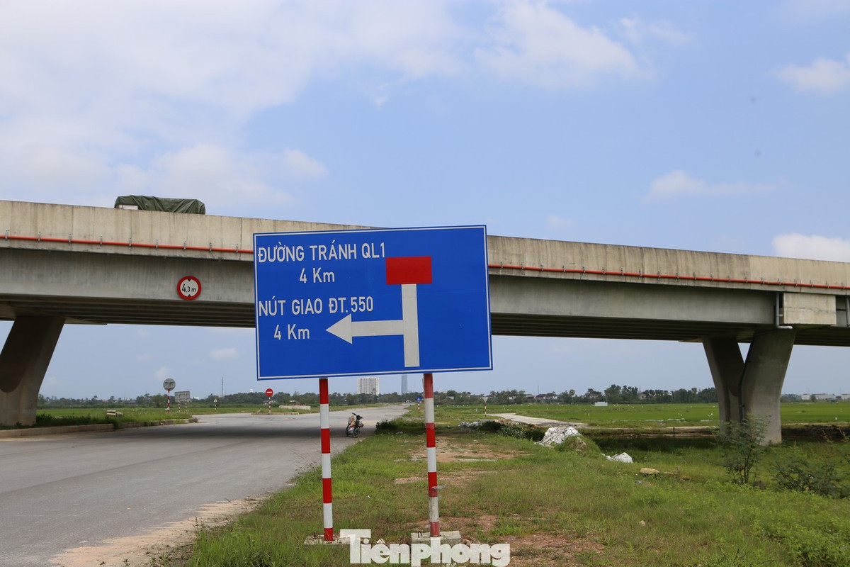 Dự án đường Hàm Nghi kéo dài đã được gia hạn thời gian hoàn thành đến ngày 31/12/2026. Tại khu vực này, cơ quan chức năng đã lắp đặt biển cảnh báo “đường cụt” do tuyến đường chưa được thông suốt dẫn vào nút giao cao tốc Bãi Vọt - Hàm Nghi.