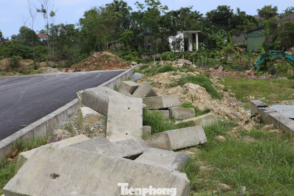 Tại các vị trí thi công dang dở, vật liệu xây dựng vẫn còn chất đống ngổn ngang.