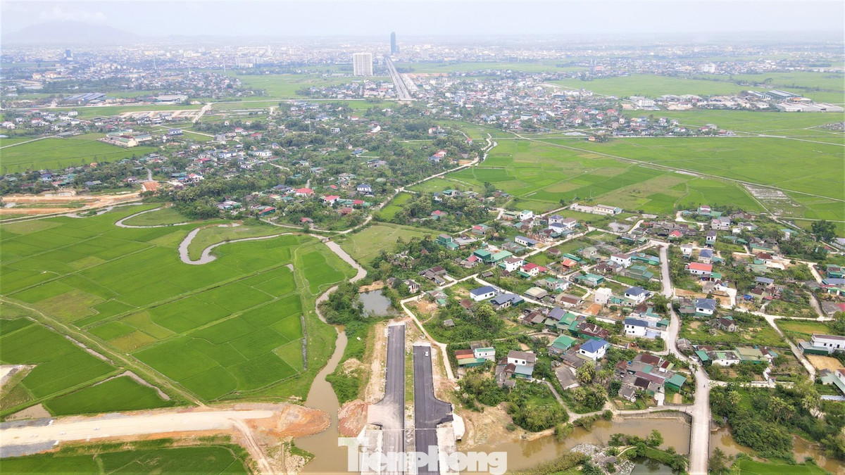 Dự án đường Hàm Nghi kéo dài có chiều dài 3,3km với điểm đầu khớp nối Quốc lộ 1 tuyến tránh Hà Tĩnh qua xã Thạch Đài (nay là phường Hà Huy Tập), điểm cuối kết nối vào tuyến nhánh Quốc lộ 8C qua xã Thạch Xuân. Dự án do Ban Quản lý dự án Đầu tư xây dựng công trình giao thông và phát triển đô thị tỉnh làm chủ đầu tư với tổng vốn 575 tỷ đồng; Trung tâm Phát triển quỹ đất tỉnh làm chủ đầu tư tiểu dự án bồi thường, hỗ trợ và xây dựng hạ tầng khu tái định cư.