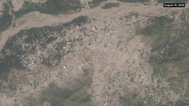 Hình ảnh vệ tinh cho thấy những ngọn núi và các ngôi làng xung quanh Buner, bao gồm thị trấn Pir Baba, bị nhấn chìm trong bùn và đống đổ nát sau trận lũ. Ảnh: AJ.