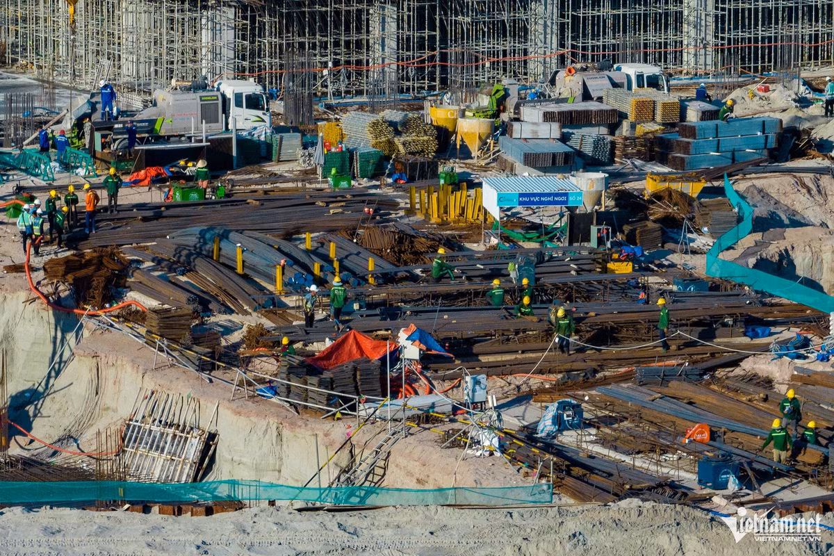 Dự kiến đến 31/1/2026, Nhà hát đa năng sẽ hoàn thiện mặt ngoài kết cấu thép và đến 31/1/2027 hoàn thiện nội thất.