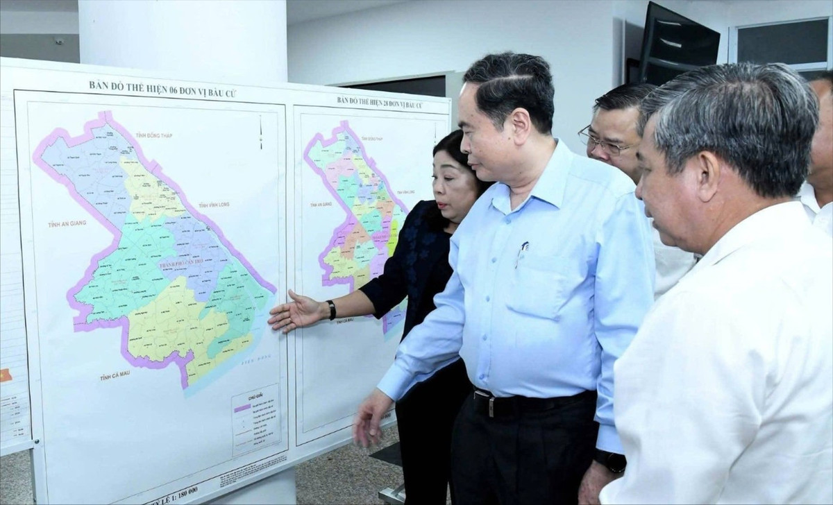 Chủ tịch Quốc hội Trần Thanh Mẫn khảo sát khu vực bỏ phiếu tại thành phố Cần Thơ.