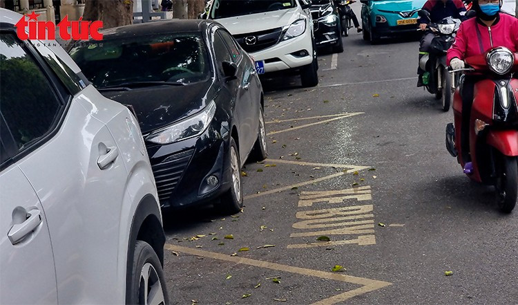 Ô tô đỗ tràn vào khu vực vạch sơn “BUS STOP”, gây khó khăn cho hoạt động vận tải hành khách công cộng.